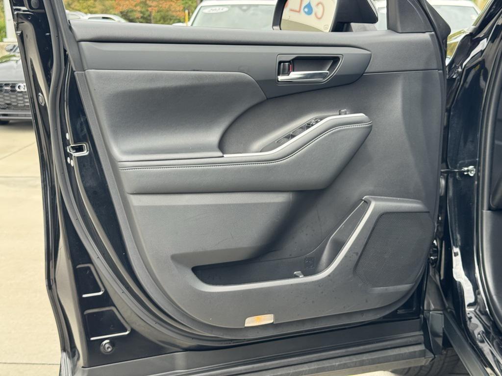 used 2021 Toyota Highlander car, priced at $34,998