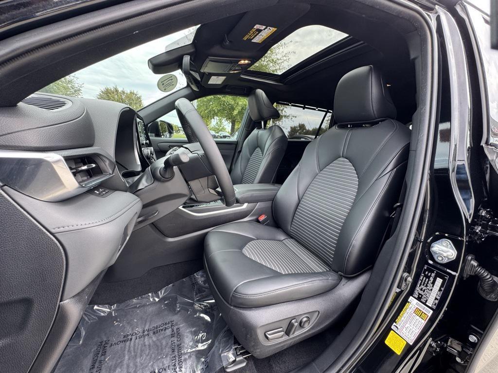 used 2021 Toyota Highlander car, priced at $34,998