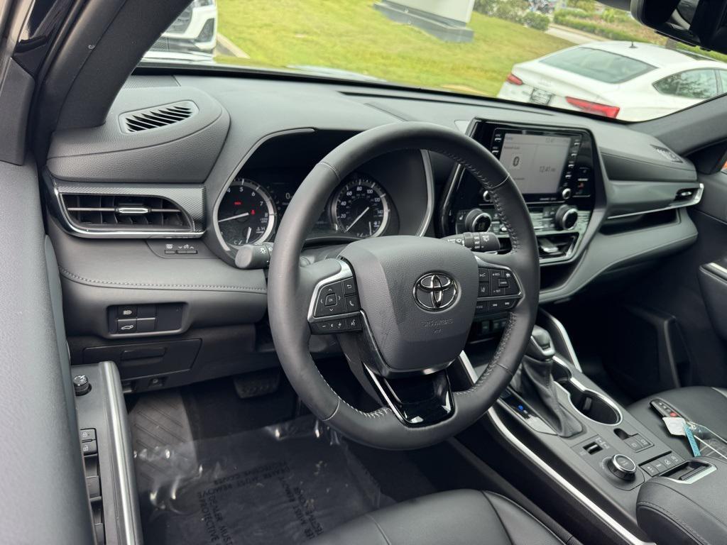 used 2021 Toyota Highlander car, priced at $34,998