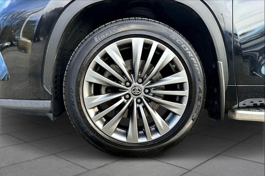 used 2020 Toyota Highlander car, priced at $32,000