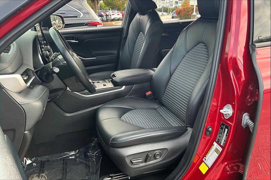 used 2022 Toyota Highlander car, priced at $32,500