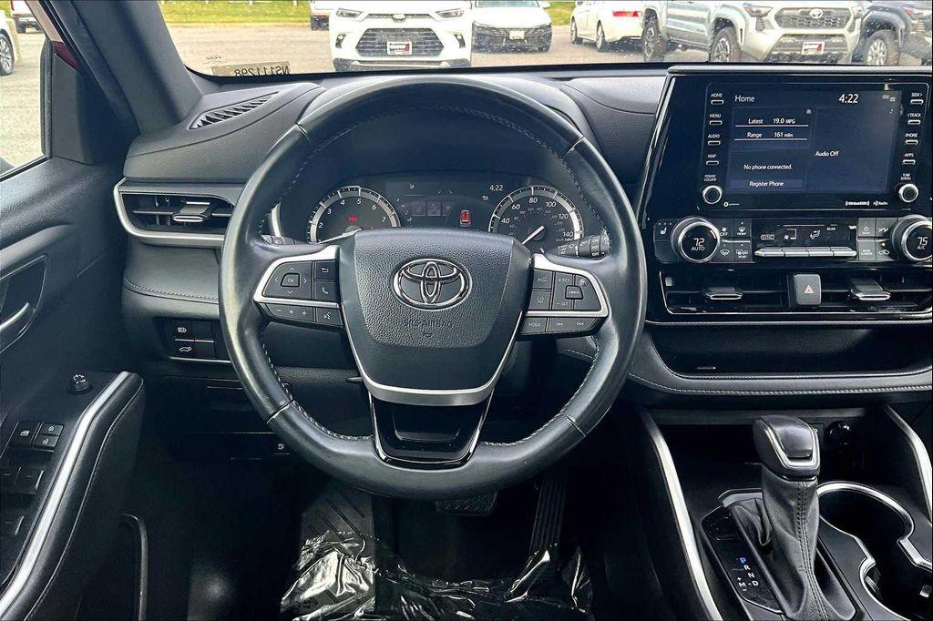 used 2022 Toyota Highlander car, priced at $32,500