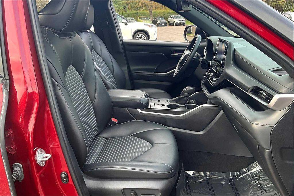 used 2022 Toyota Highlander car, priced at $32,500