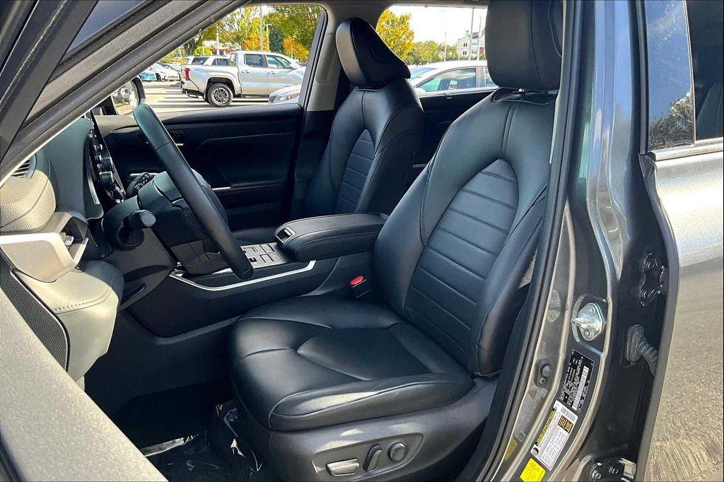 used 2022 Toyota Highlander car, priced at $38,000