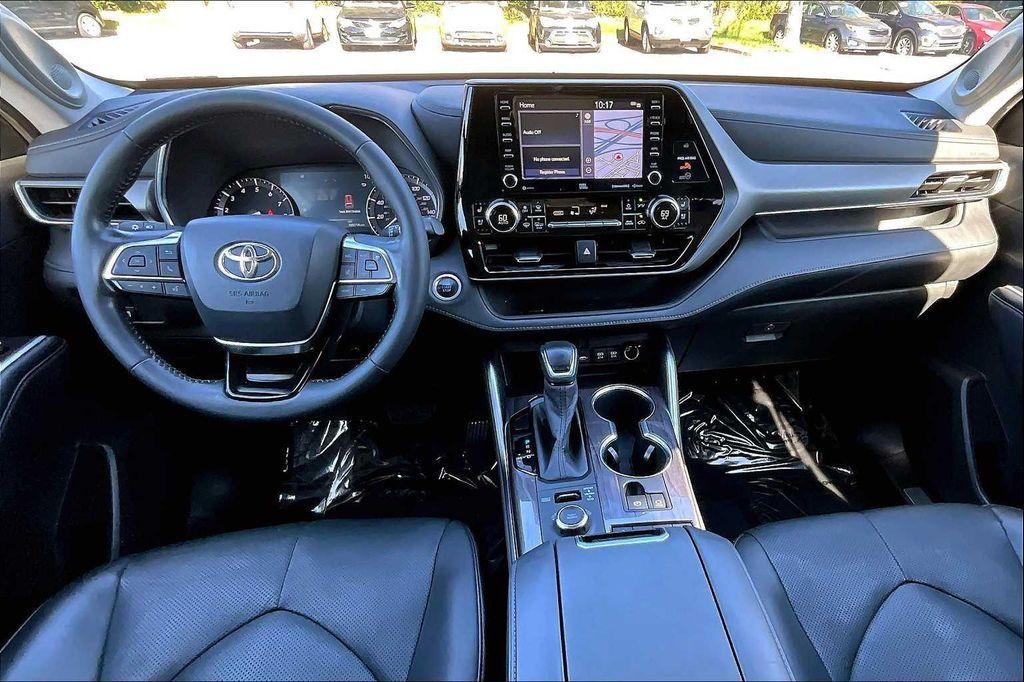 used 2020 Toyota Highlander car, priced at $27,500