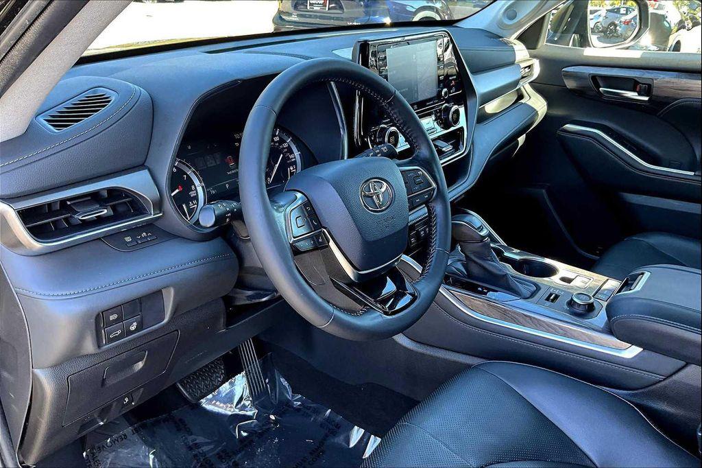 used 2020 Toyota Highlander car, priced at $27,500