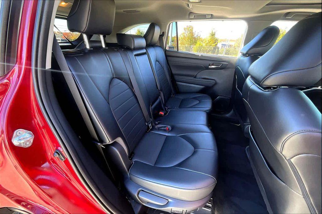 used 2022 Toyota Highlander car, priced at $31,500