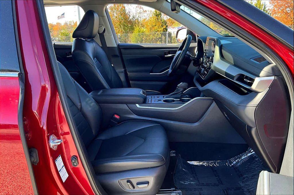 used 2022 Toyota Highlander car, priced at $31,500