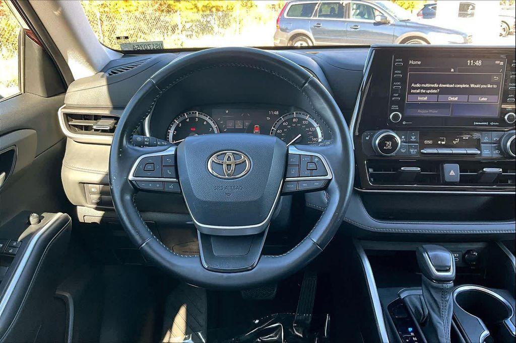 used 2022 Toyota Highlander car, priced at $31,500