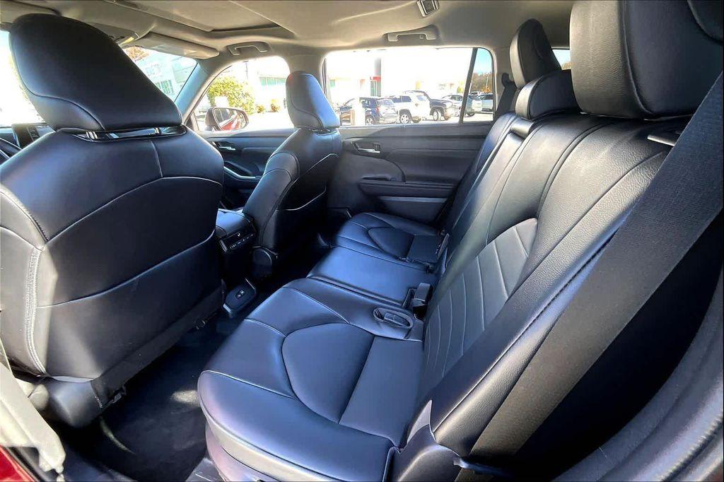 used 2022 Toyota Highlander car, priced at $31,500