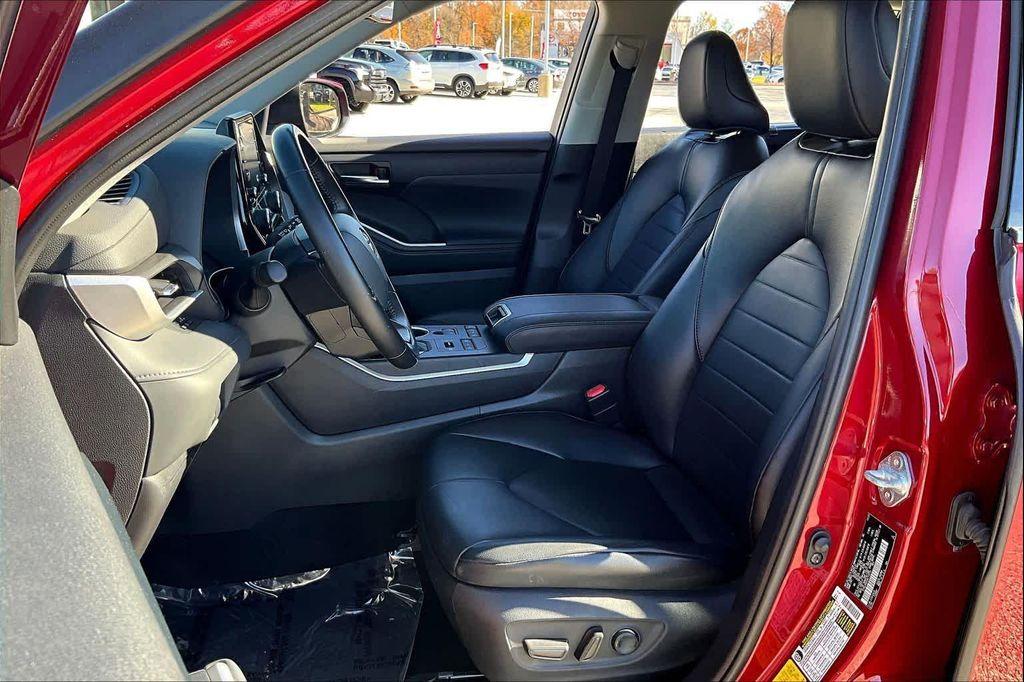 used 2022 Toyota Highlander car, priced at $31,500