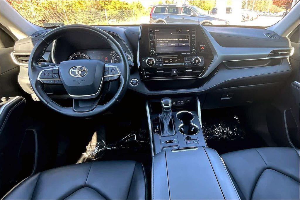 used 2022 Toyota Highlander car, priced at $31,500