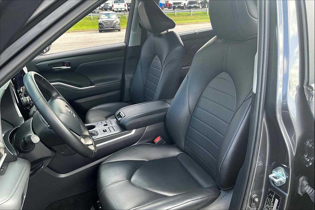 used 2024 Toyota Highlander car, priced at $36,500
