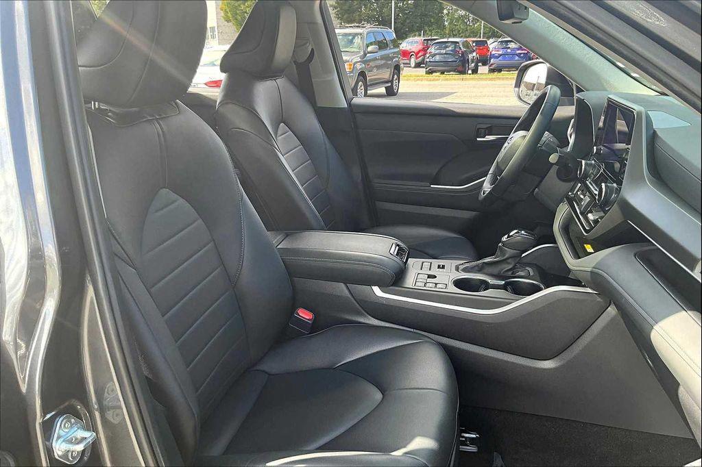 used 2024 Toyota Highlander car, priced at $36,500