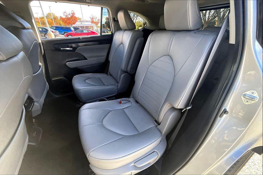 used 2022 Toyota Highlander car, priced at $27,500