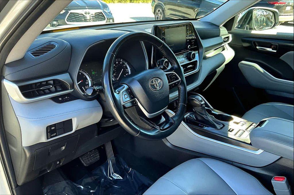 used 2022 Toyota Highlander car, priced at $27,500