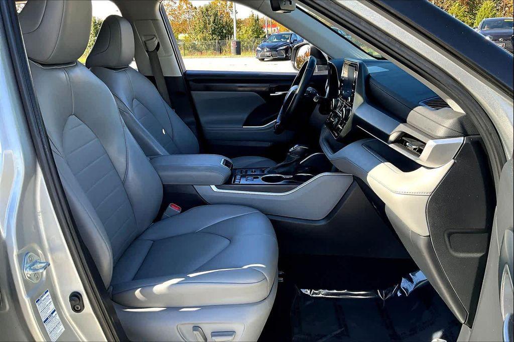 used 2022 Toyota Highlander car, priced at $27,500