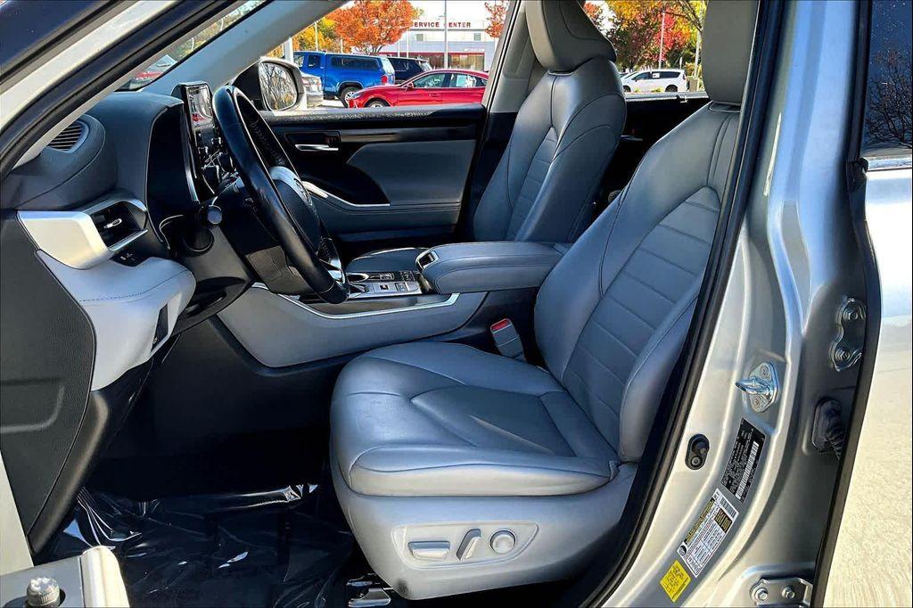used 2022 Toyota Highlander car, priced at $27,500