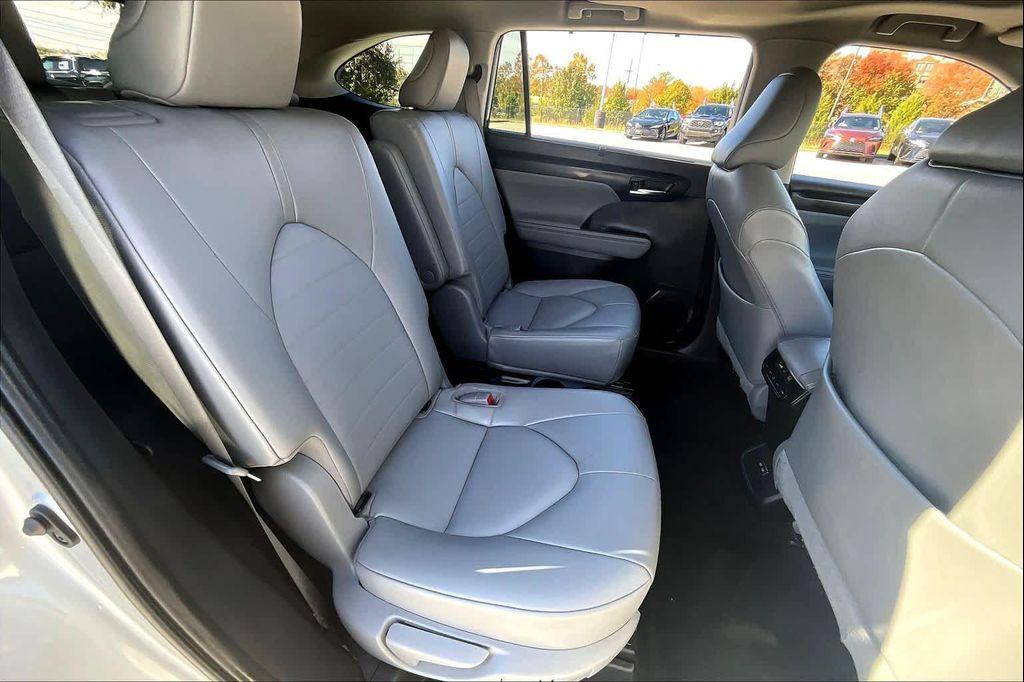 used 2022 Toyota Highlander car, priced at $27,500
