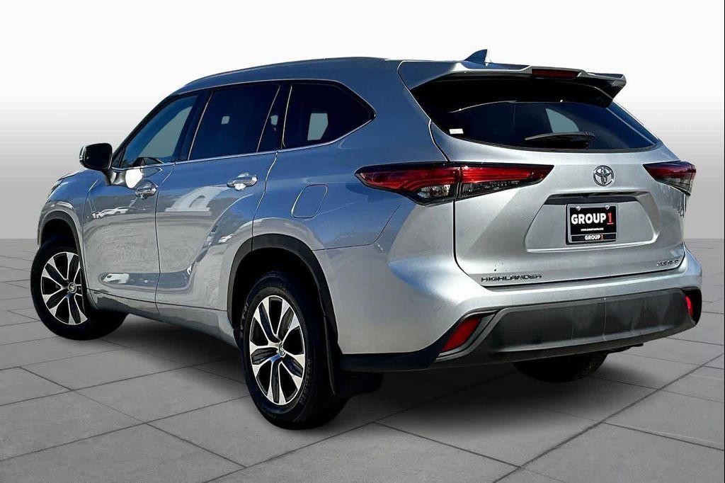 used 2022 Toyota Highlander car, priced at $27,500