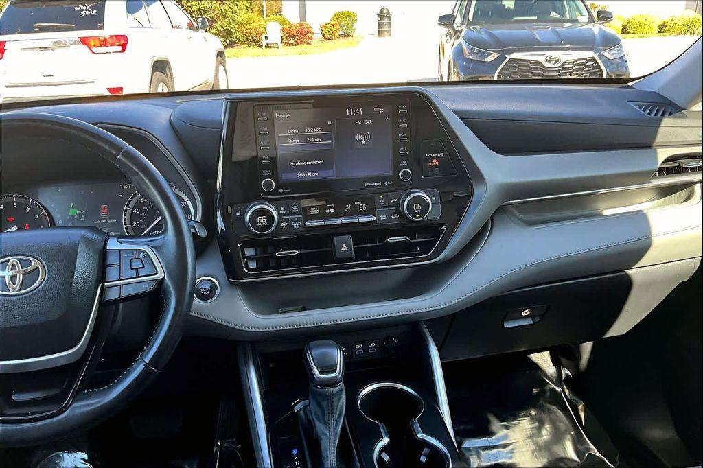 used 2022 Toyota Highlander car, priced at $27,500