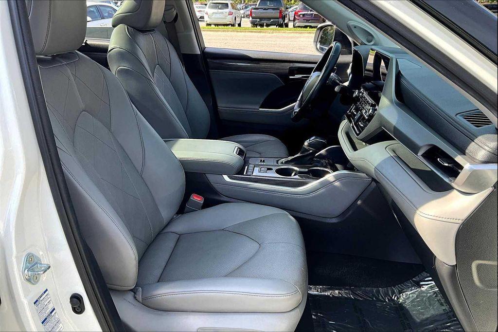 used 2021 Toyota Highlander Hybrid car, priced at $38,500