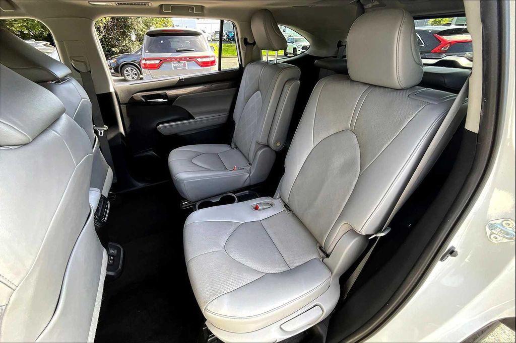 used 2021 Toyota Highlander Hybrid car, priced at $38,500