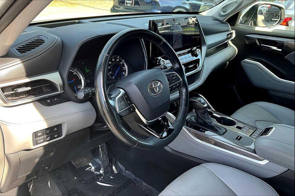 used 2021 Toyota Highlander Hybrid car, priced at $38,500