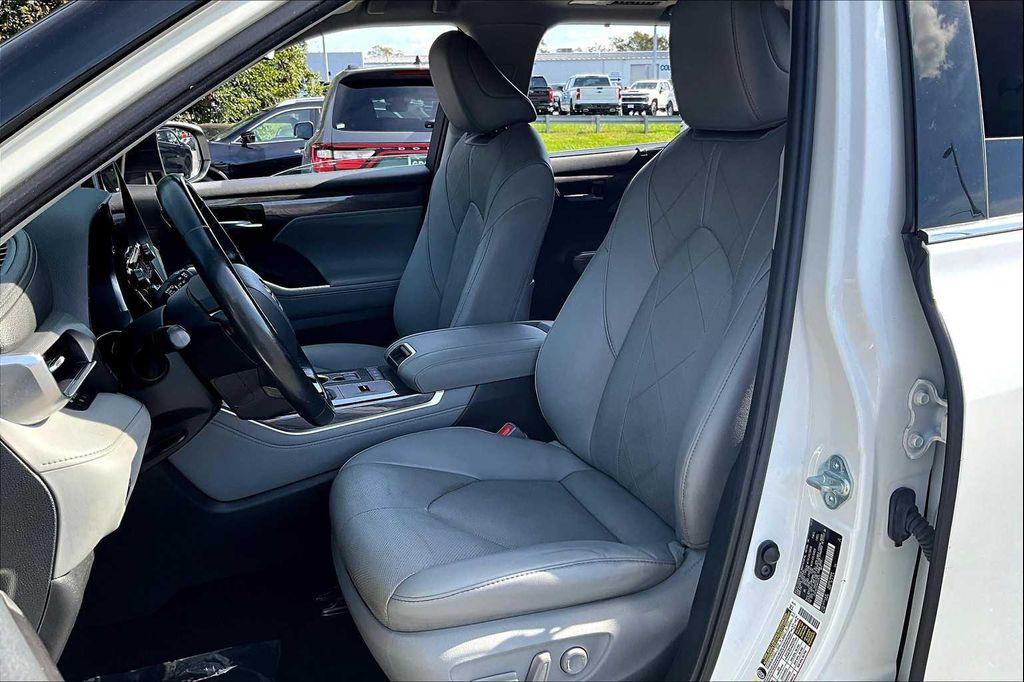 used 2021 Toyota Highlander Hybrid car, priced at $38,500