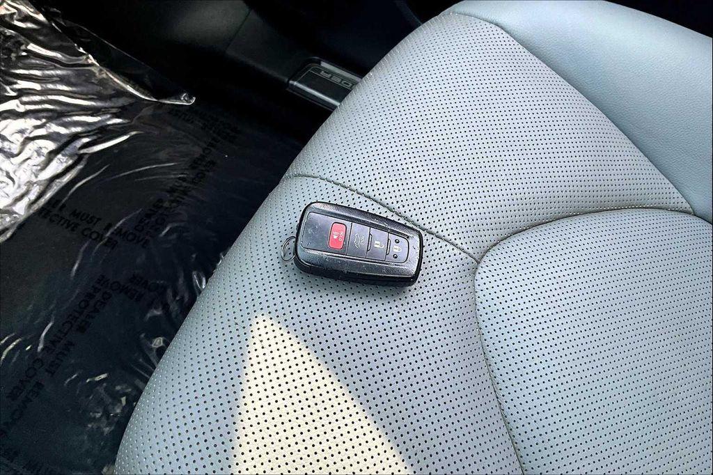 used 2021 Toyota Highlander Hybrid car, priced at $38,500