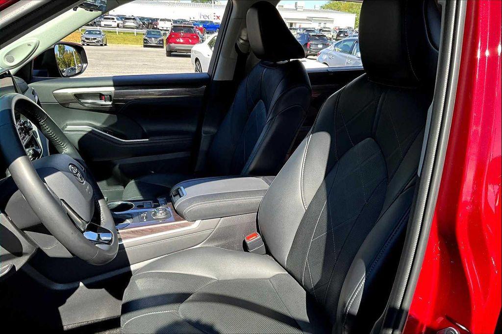 used 2021 Toyota Highlander car, priced at $38,000