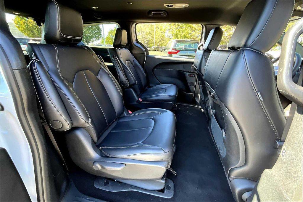 used 2024 Chrysler Pacifica Hybrid car, priced at $32,000