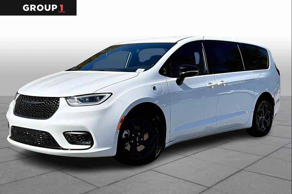 used 2024 Chrysler Pacifica Hybrid car, priced at $32,000