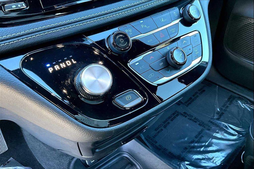 used 2024 Chrysler Pacifica Hybrid car, priced at $32,000