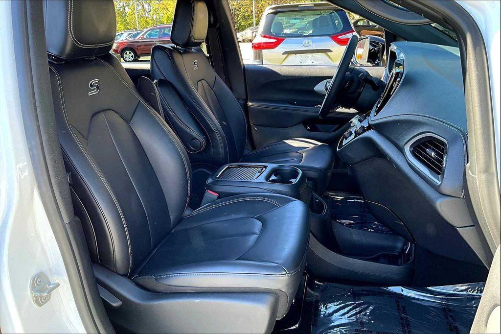 used 2024 Chrysler Pacifica Hybrid car, priced at $32,000