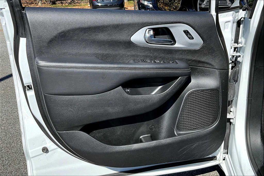 used 2024 Chrysler Pacifica Hybrid car, priced at $32,000