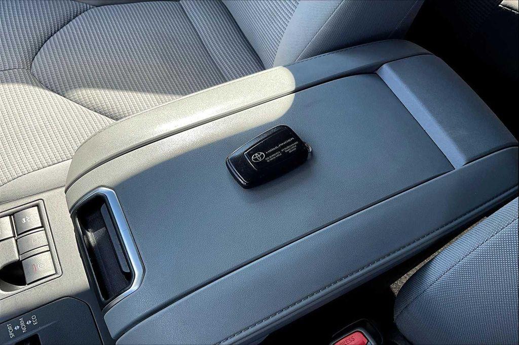 used 2023 Toyota Highlander car, priced at $33,500