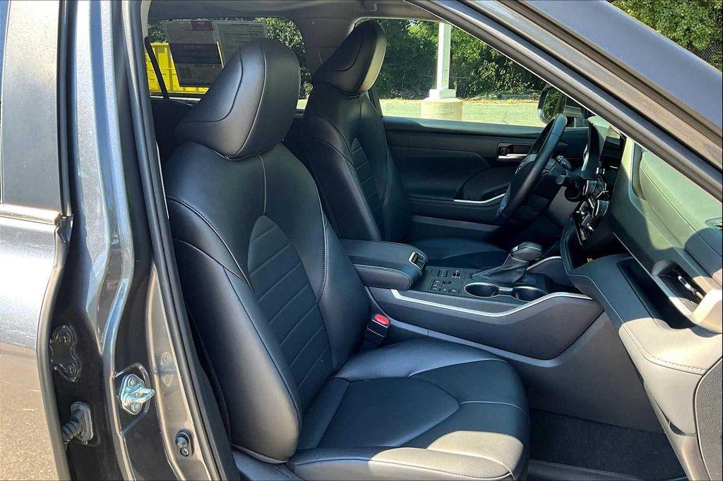 used 2023 Toyota Highlander car, priced at $36,488