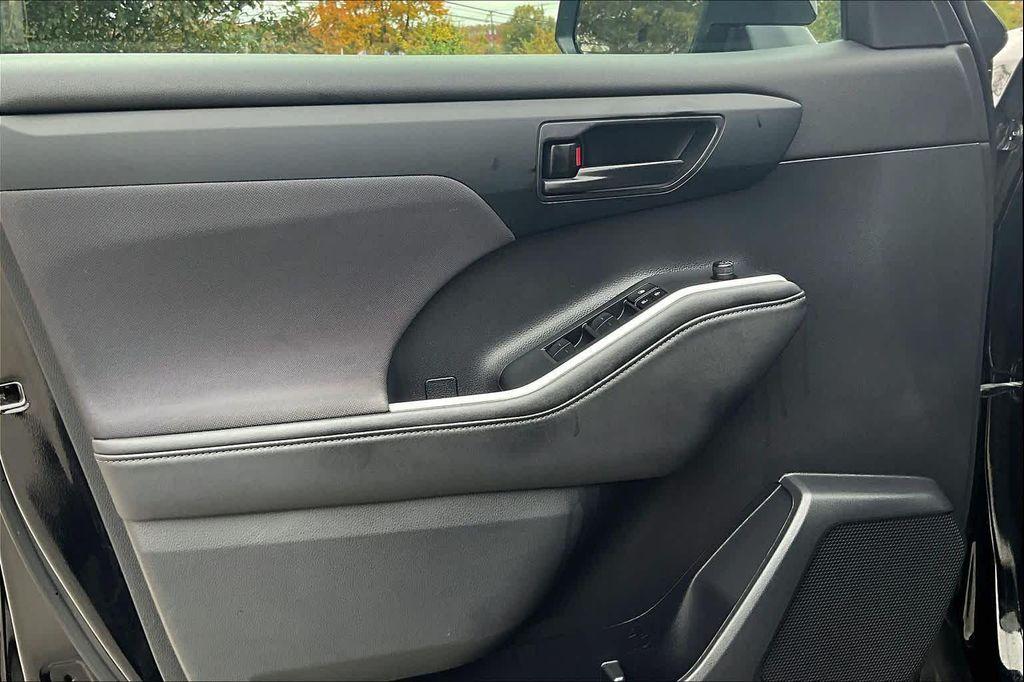 used 2023 Toyota Highlander car, priced at $29,000
