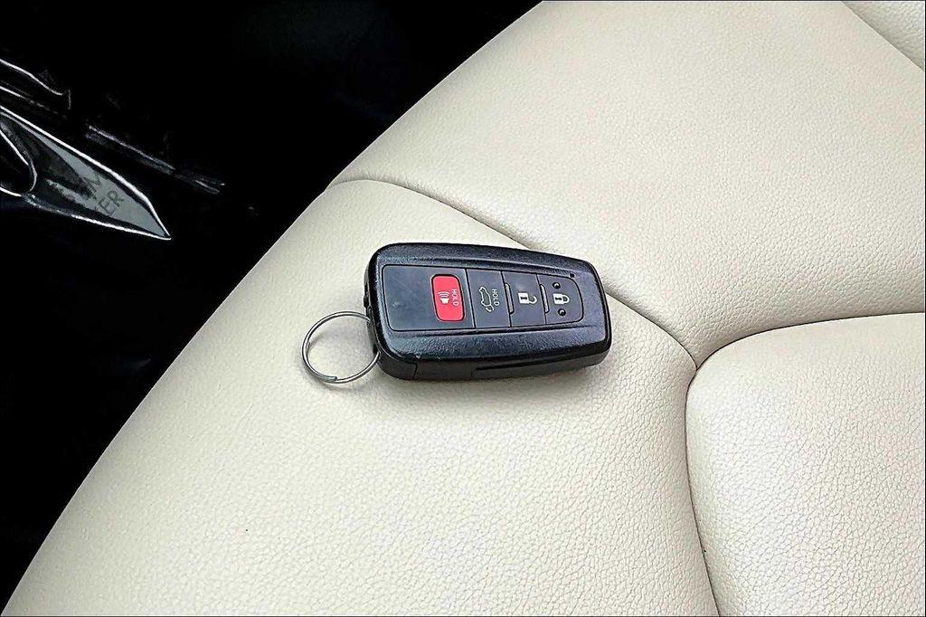 used 2021 Toyota Highlander car, priced at $32,500