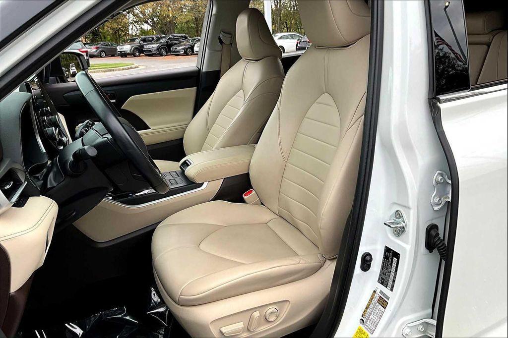 used 2021 Toyota Highlander car, priced at $32,500