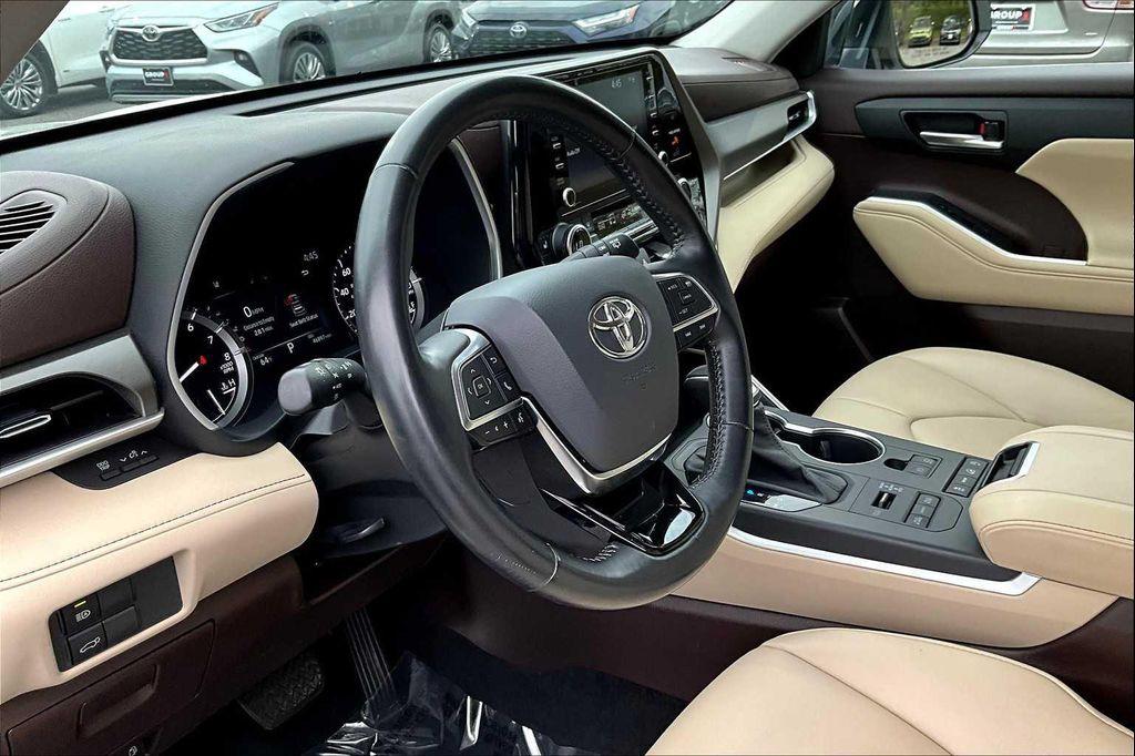 used 2021 Toyota Highlander car, priced at $32,500