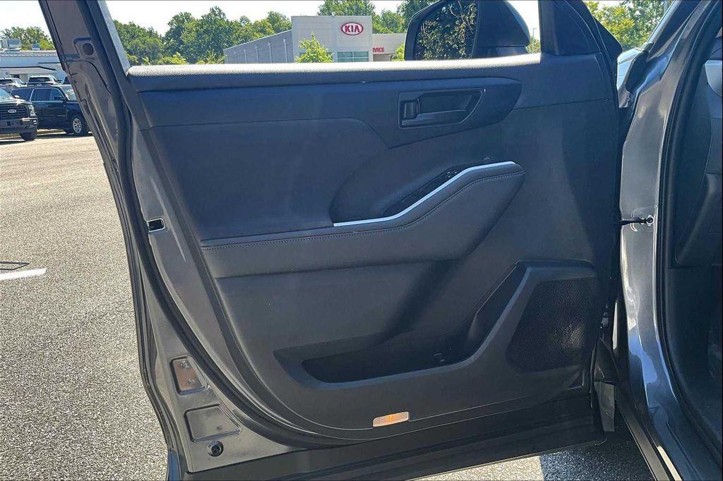 used 2023 Toyota Highlander car, priced at $33,500