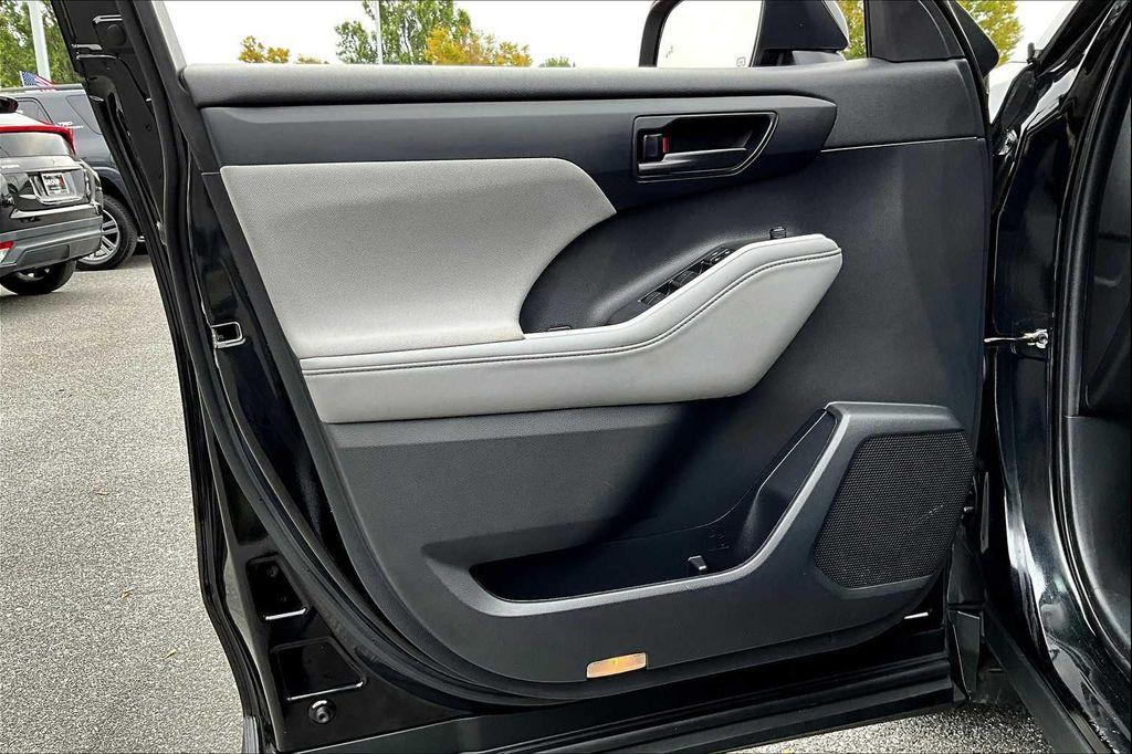 used 2022 Toyota Highlander car, priced at $28,000