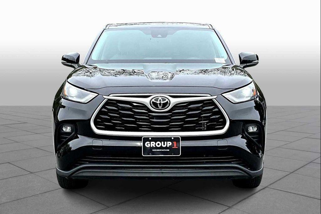 used 2022 Toyota Highlander car, priced at $28,000