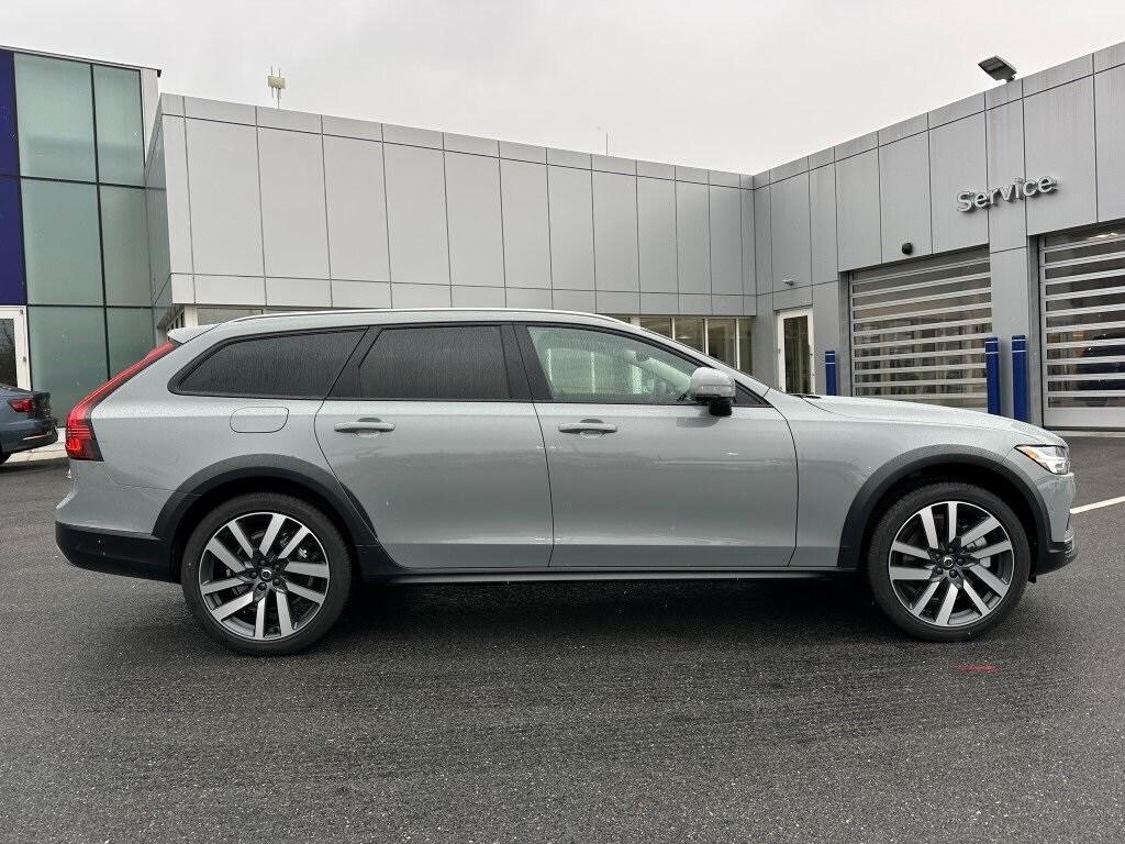 new 2025 Volvo V90 Cross Country car, priced at $67,395