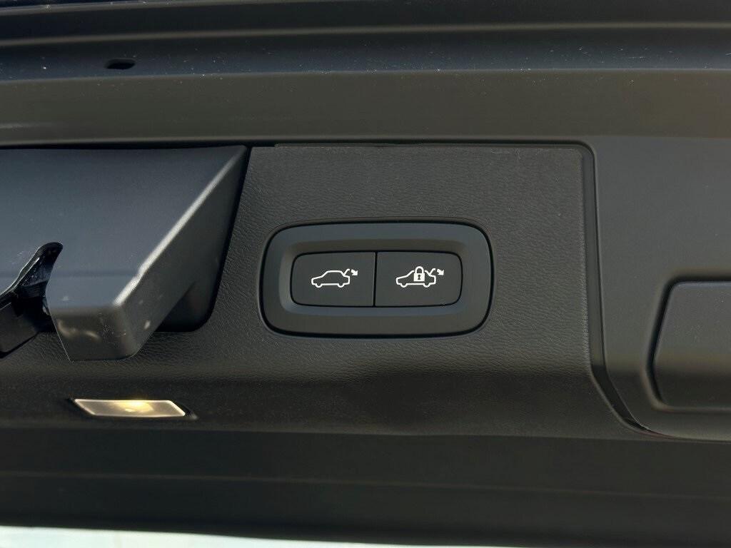 new 2025 Volvo XC60 car, priced at $59,645