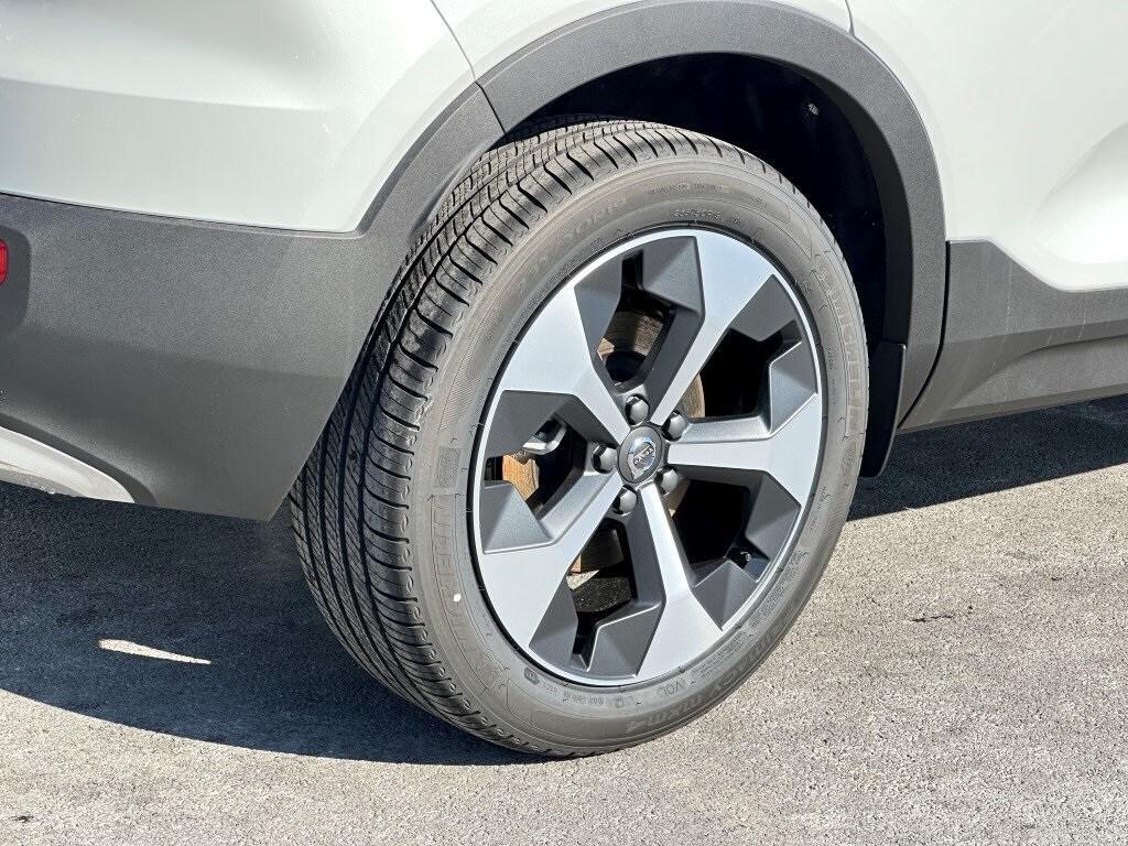 new 2025 Volvo XC40 car, priced at $45,395