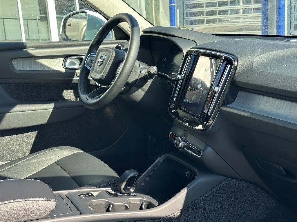 new 2025 Volvo XC40 car, priced at $45,395
