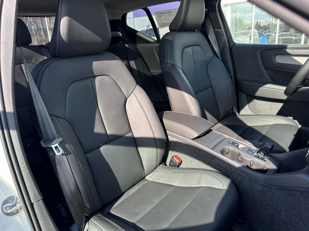 new 2025 Volvo XC40 car, priced at $45,395